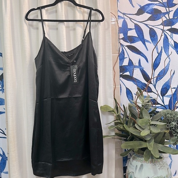 NWT Women’s Boohoo Black 100% Polyester V Neck Zip Up Slip Dress Size Large - Picture 1 of 8